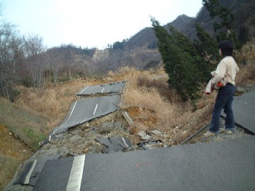 完全に崩壊してしまった、栃尾の道院高原キャンプ場に向かう林道